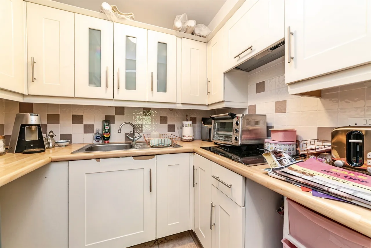 Oakfields, Lychpit, RG24, photo 2