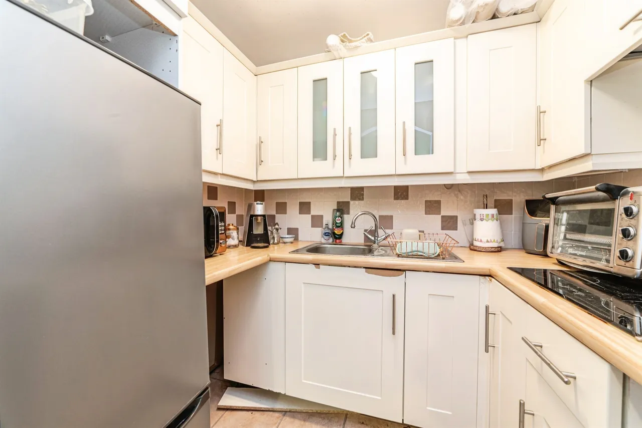 Oakfields, Lychpit, RG24, photo 7