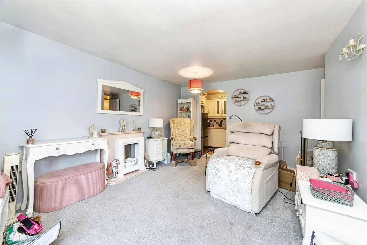Oakfields, Lychpit, RG24, photo 6