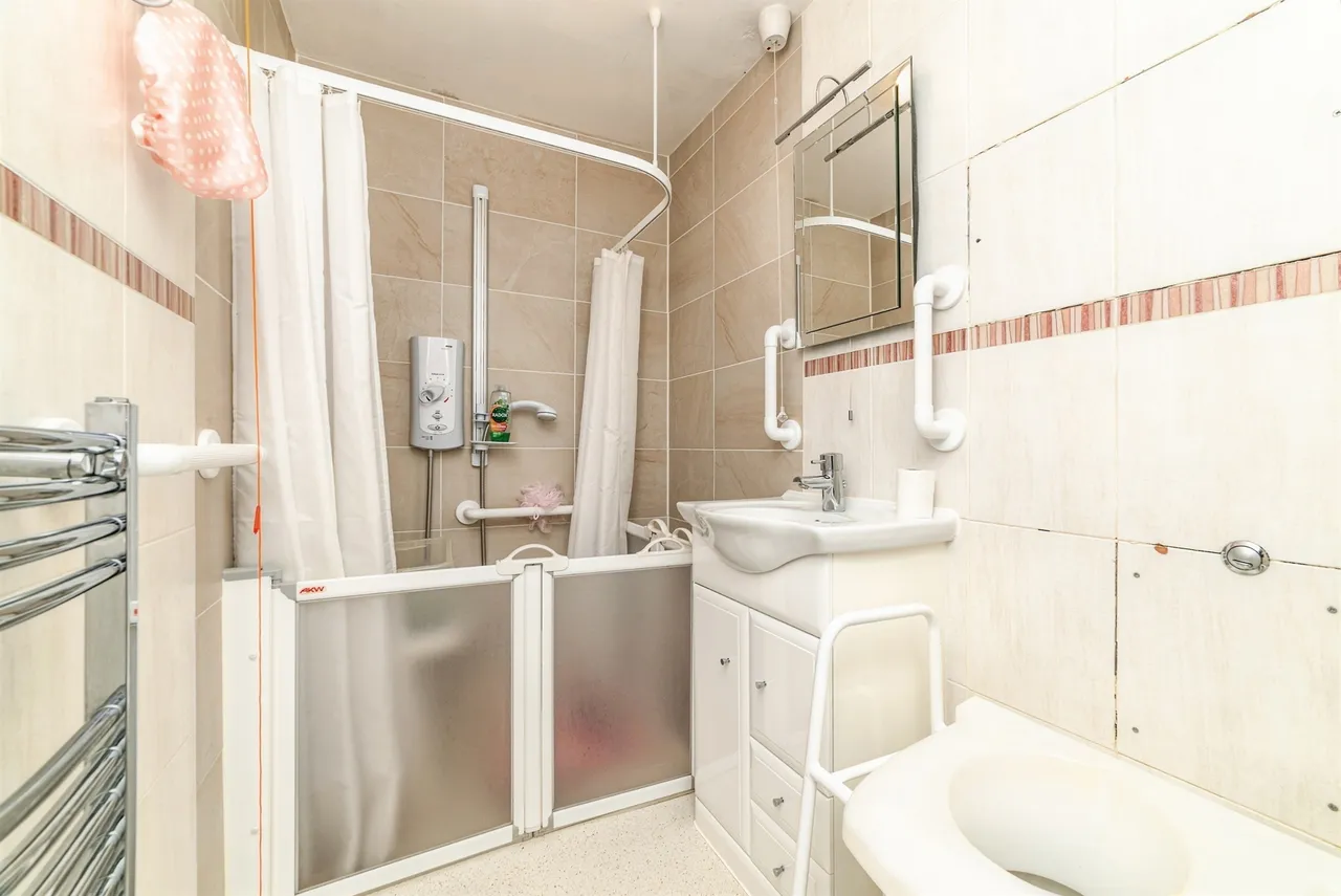 Oakfields, Lychpit, RG24, photo 5