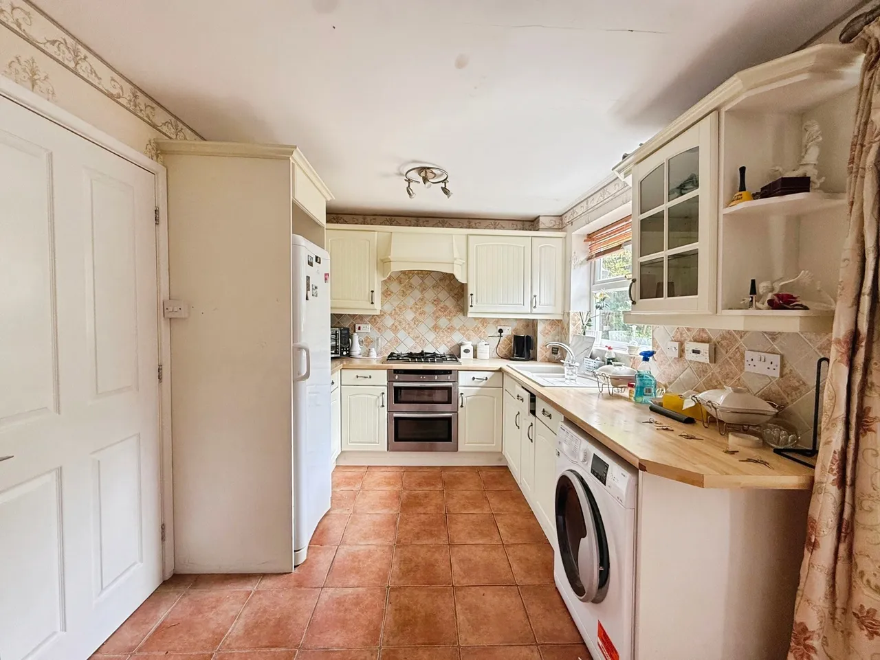Caernarvon, Frimley, Camberley, Surrey, GU16 8YQ, photo 3