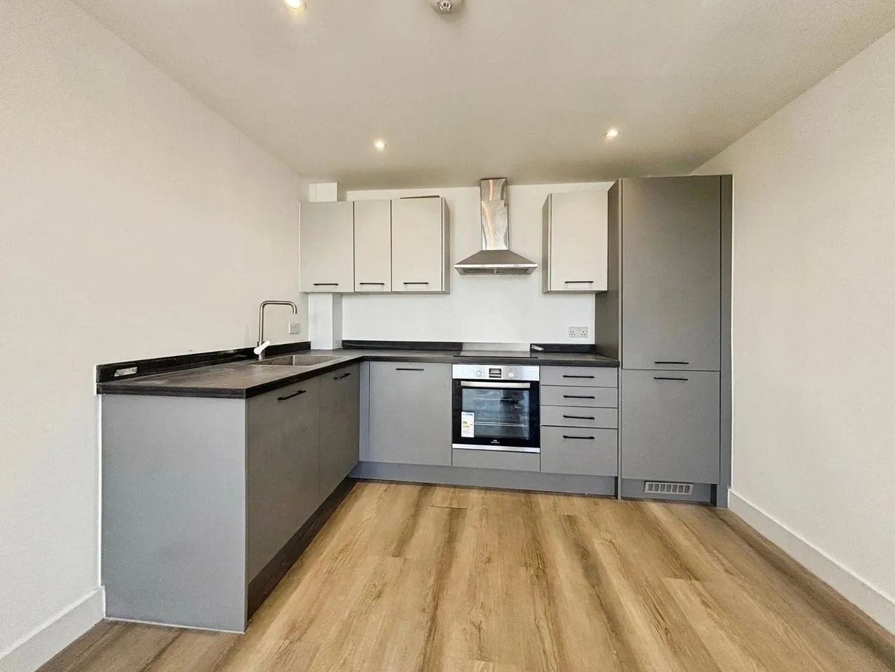 Farnborough Road, Farnborough, Hampshire, GU14 7HN, photo 11