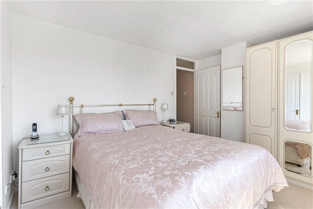 Chaplin Crescent, Sunbury-on-Thames, TW16, photo 4