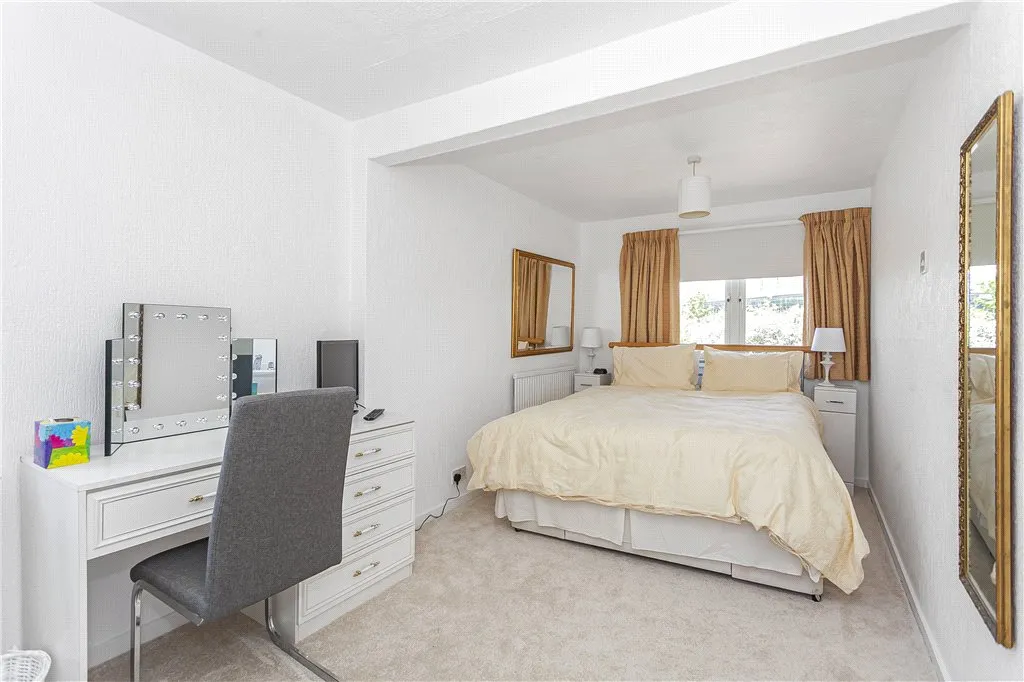 Chaplin Crescent, Sunbury-on-Thames, TW16, photo 9