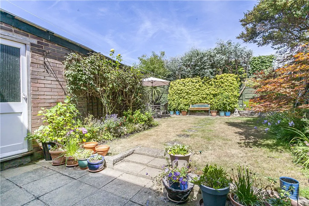 Chaplin Crescent, Sunbury-on-Thames, TW16, photo 5