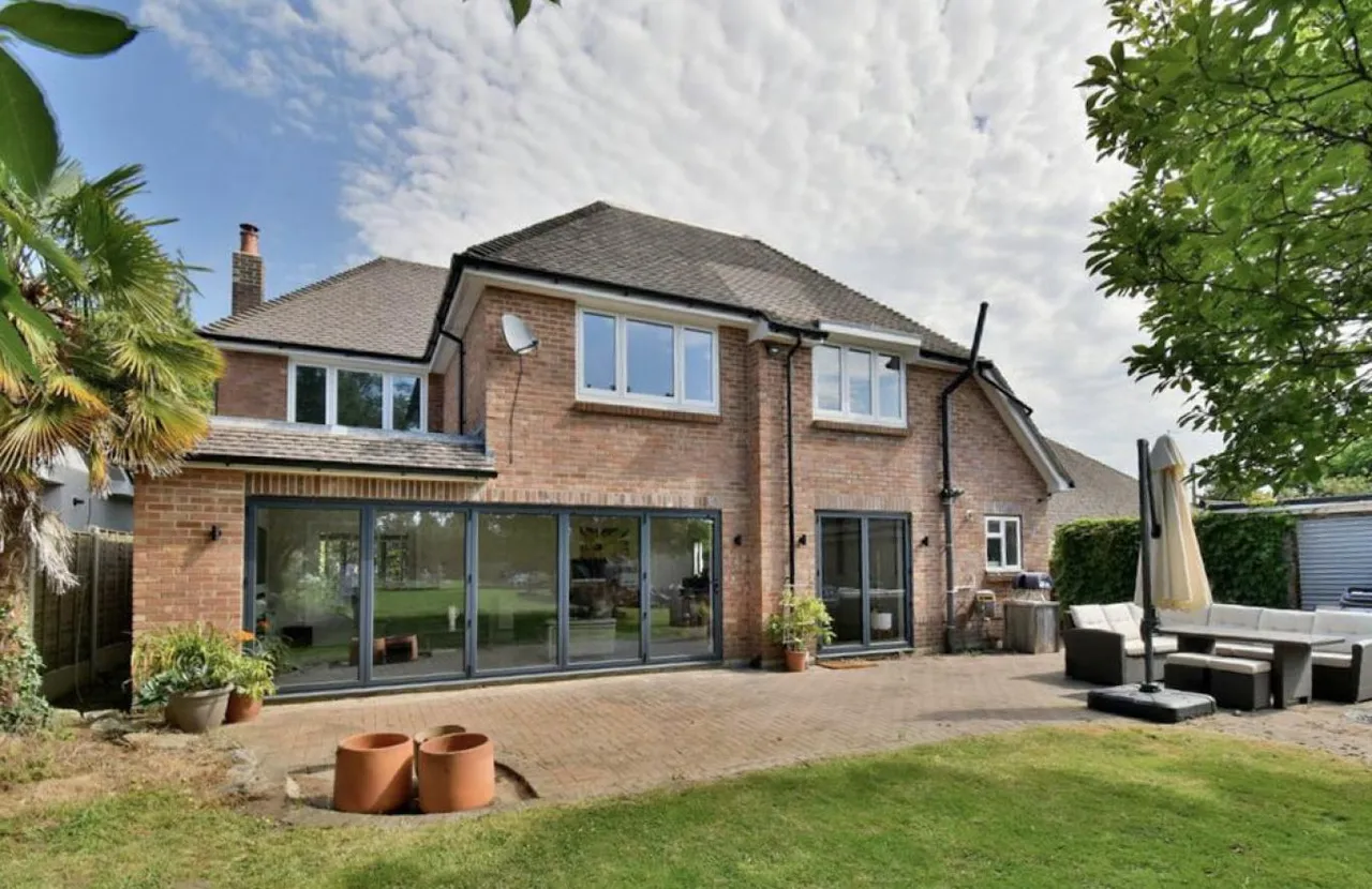 5 bed property for sale, Christchurch Road, BH22