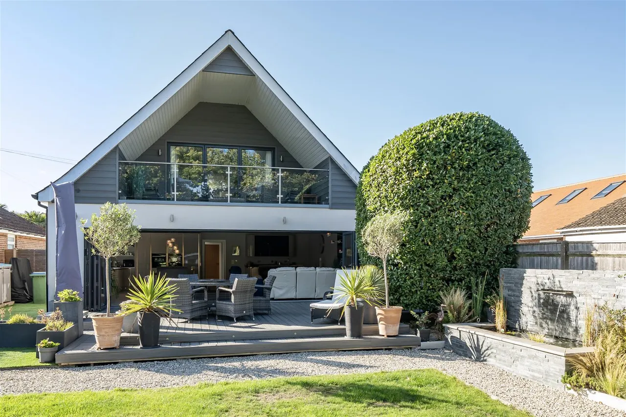4 bed house for sale — Solent Road, Hill Head