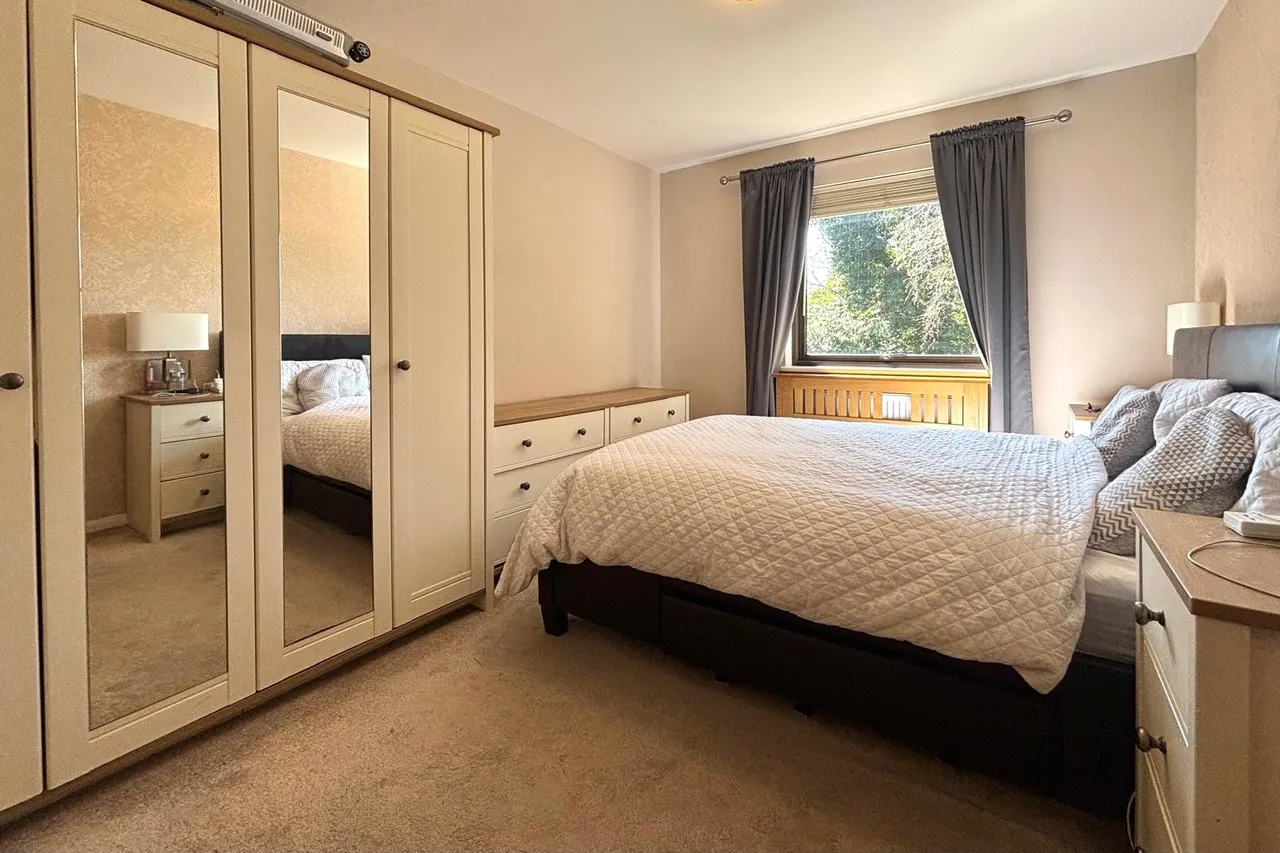 Hillcrest, Upper Weybourne Lane, Farnham, Surrey, GU9 9DH, photo 4