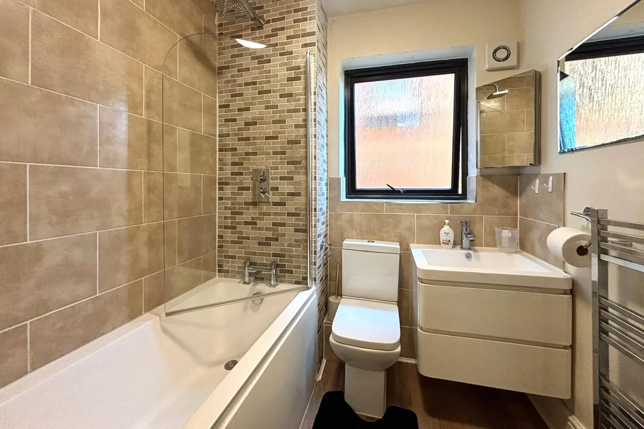 Hillcrest, Upper Weybourne Lane, Farnham, Surrey, GU9 9DH, photo 5