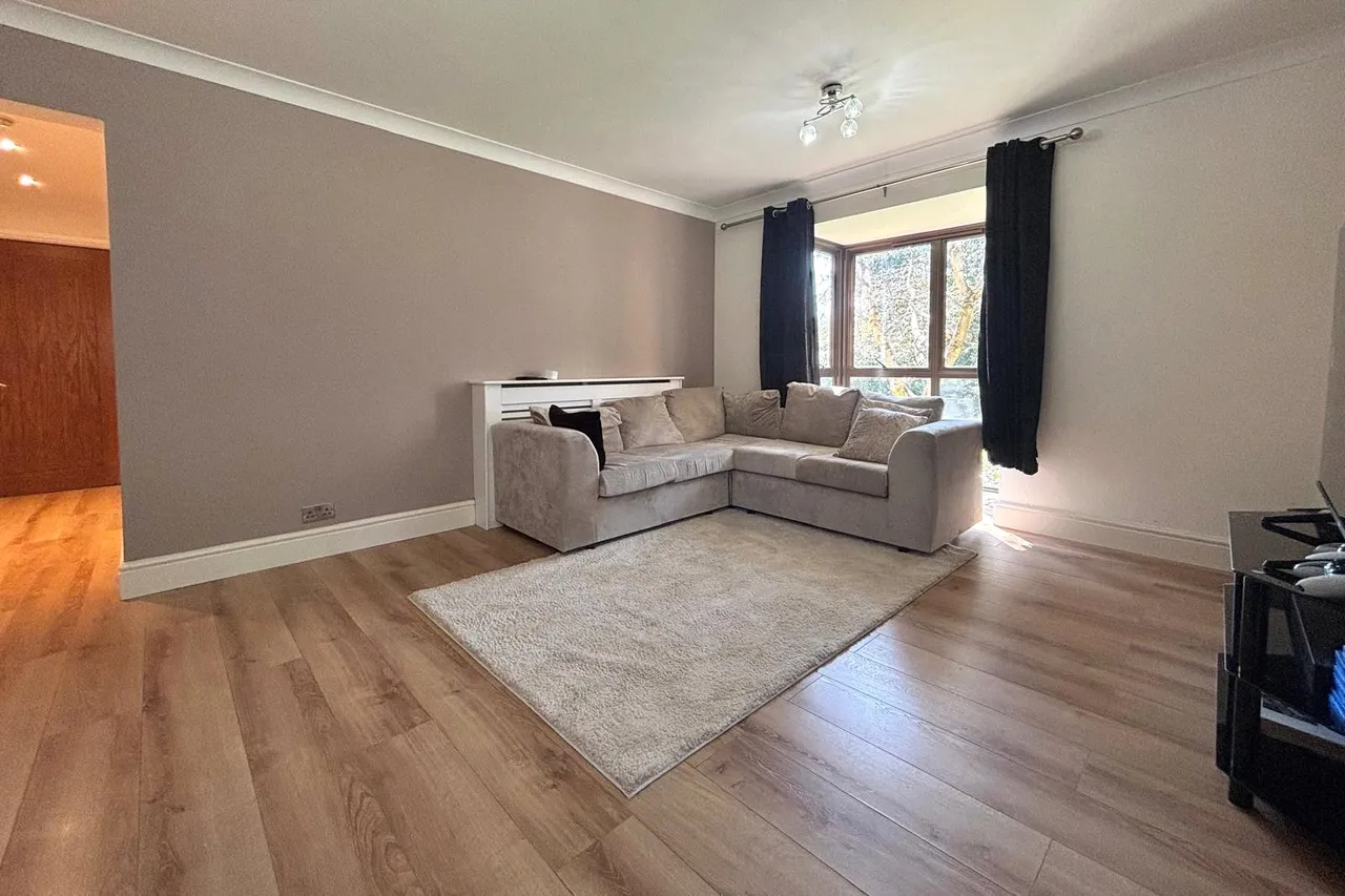 Hillcrest, Upper Weybourne Lane, Farnham, Surrey, GU9 9DH, photo 3