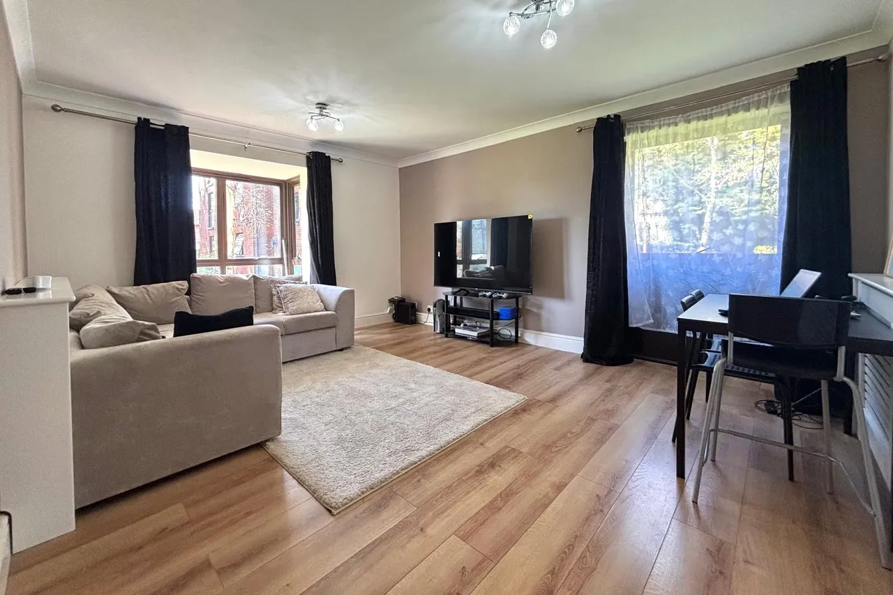 Hillcrest, Upper Weybourne Lane, Farnham, Surrey, GU9 9DH, photo 6