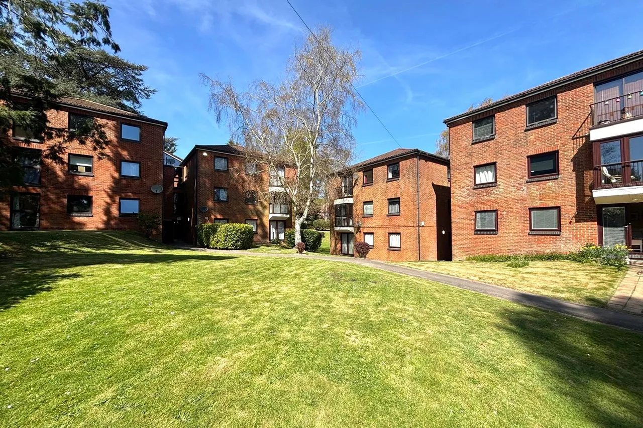 2 bed flat for sale — Hillcrest, Upper Weybourne Lane, Farnham, Surrey, GU9 9DH