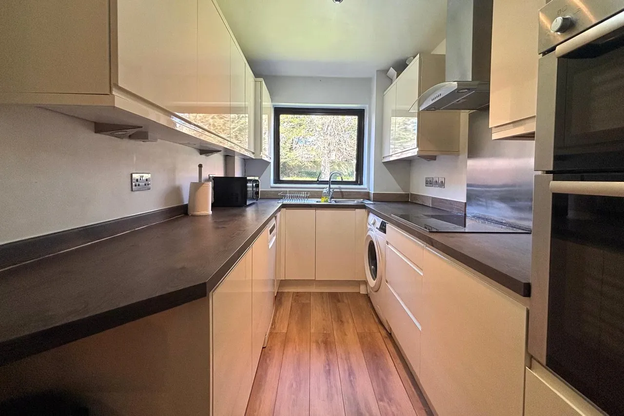 Hillcrest, Upper Weybourne Lane, Farnham, Surrey, GU9 9DH, photo 7