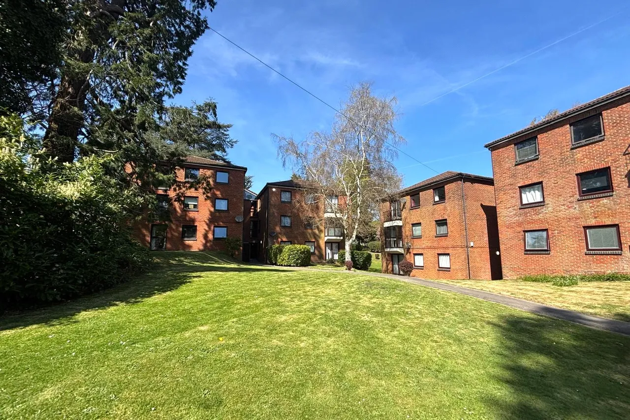 Hillcrest, Upper Weybourne Lane, Farnham, Surrey, GU9 9DH, photo 8