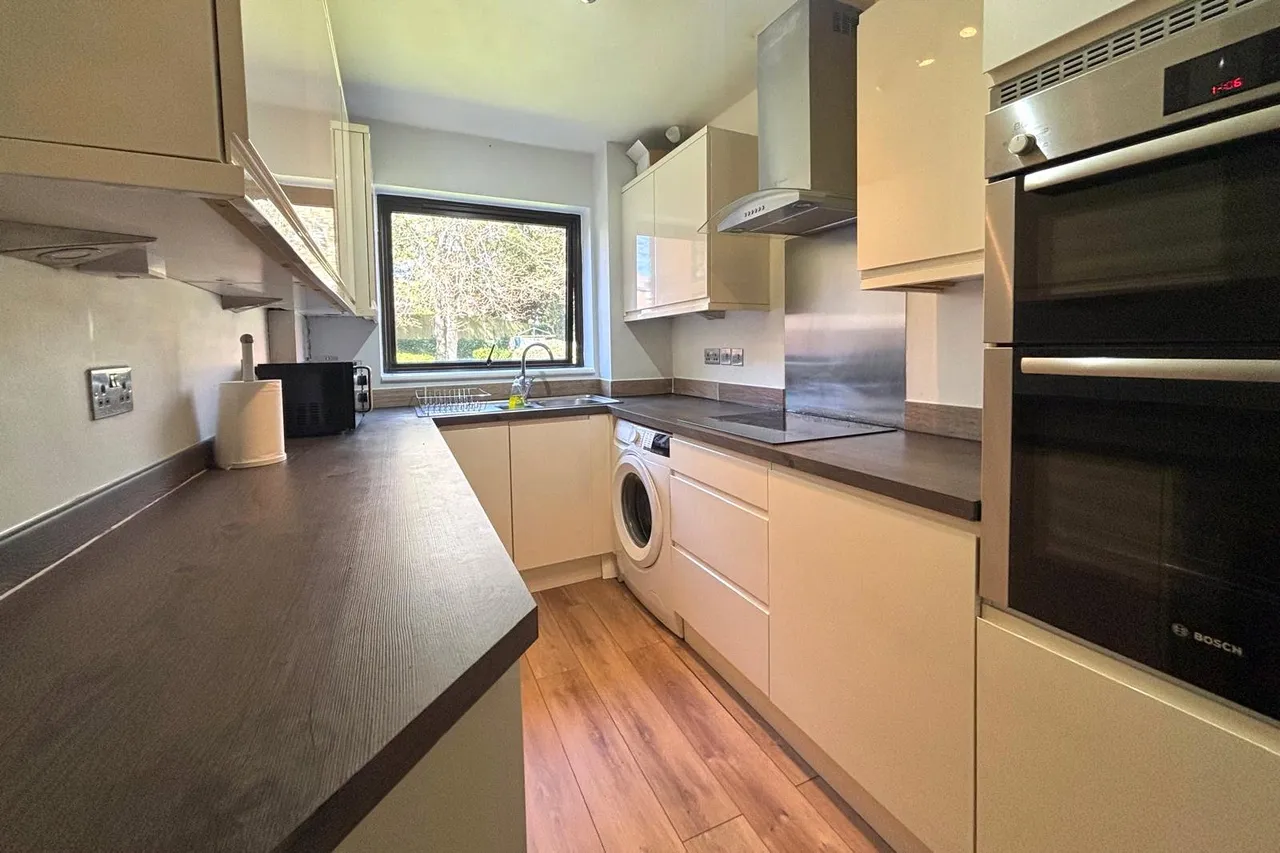 Hillcrest, Upper Weybourne Lane, Farnham, Surrey, GU9 9DH, photo 2