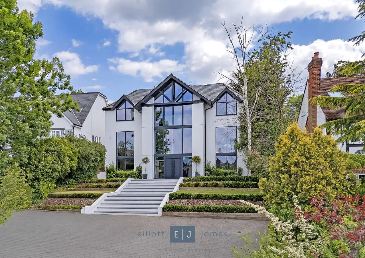 5 bed house for sale — Eleven Acre Rise, Loughton