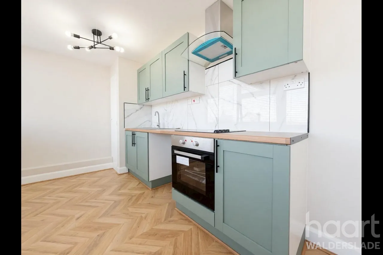 2 bed flat to rent, Roman Square, ME10