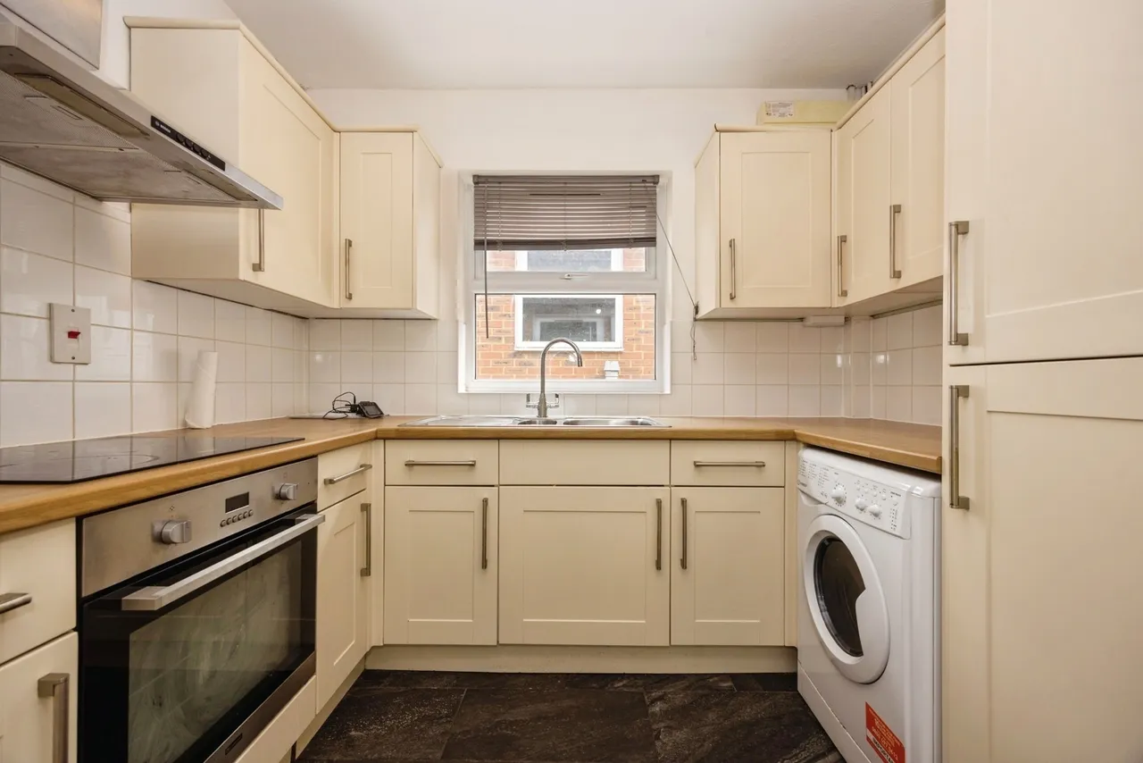 Martyr Road, Guildford, GU1, photo 2