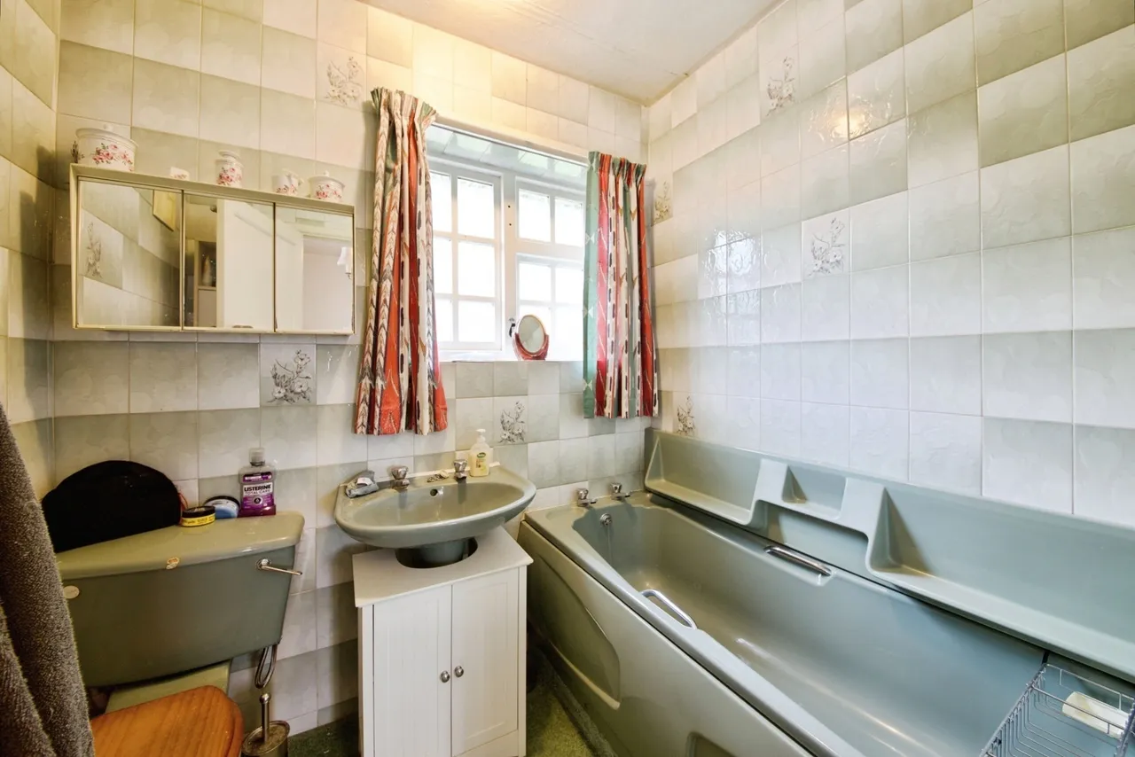 Meadgate Avenue, WOODFORD GREEN, Essex, IG8, photo 11
