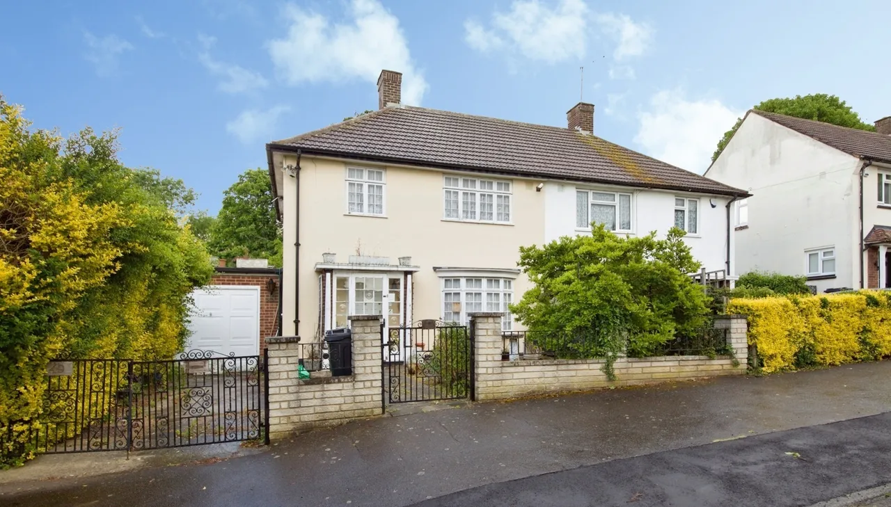 3 bed house for sale — Meadgate Avenue, WOODFORD GREEN, Essex, IG8