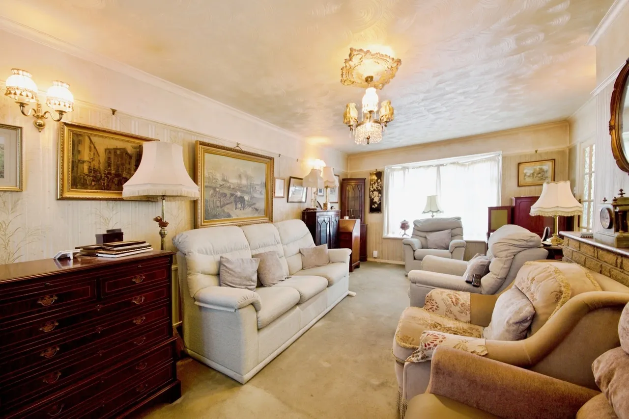 Meadgate Avenue, WOODFORD GREEN, Essex, IG8, photo 2