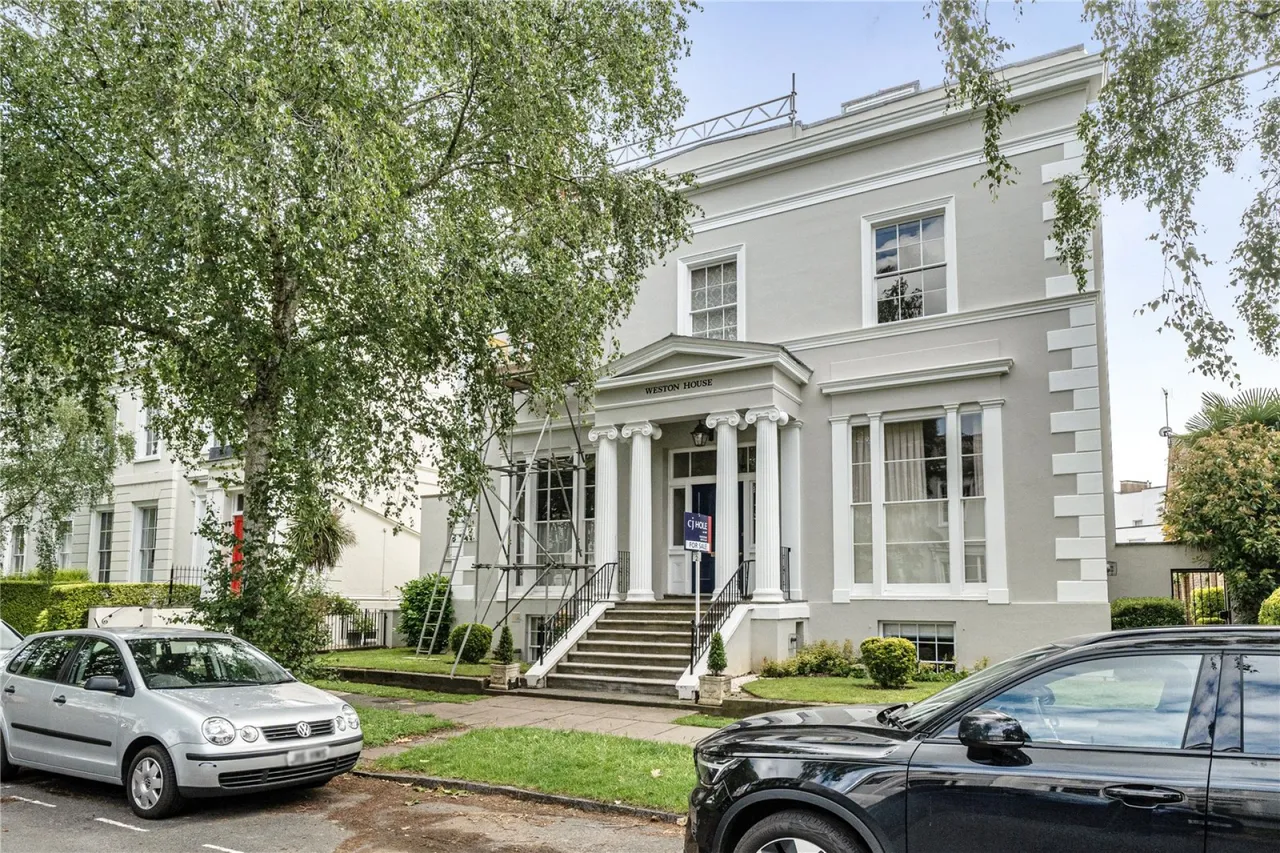 2 bed flat for sale, Pittville Lawn, Cheltenham, GL52