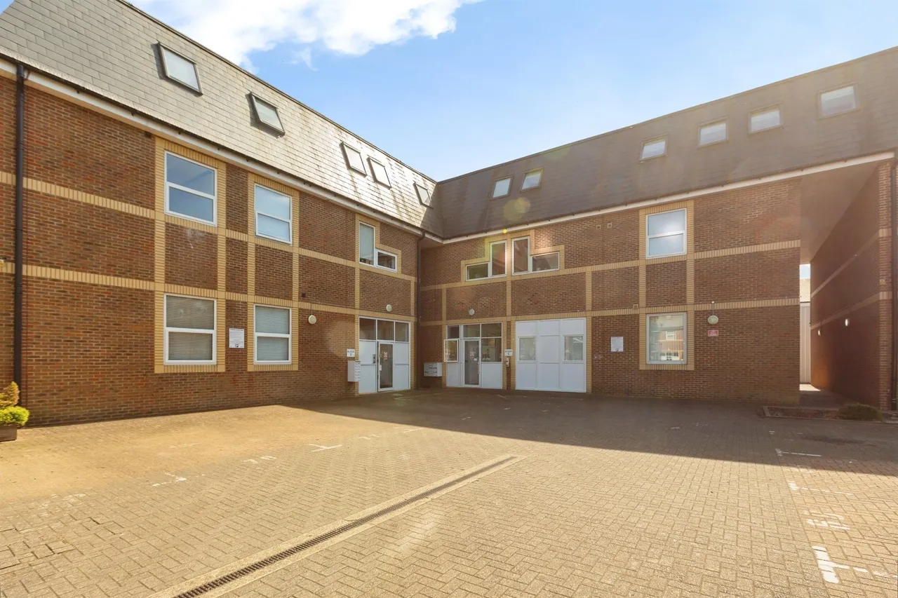 2 bed flat for sale — Alton Mews, Aylesbury