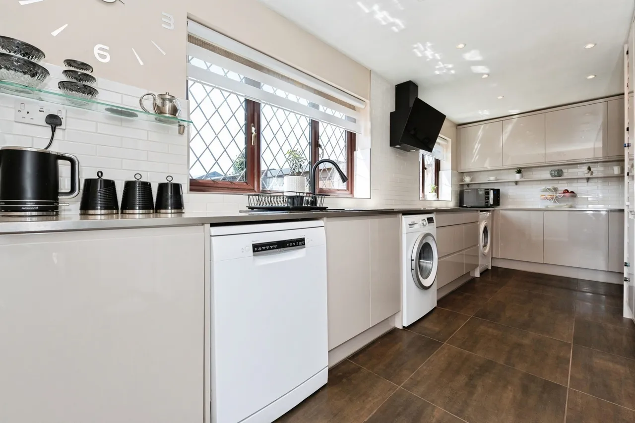Foyle Drive, SOUTH OCKENDON, Essex, RM15, photo 7