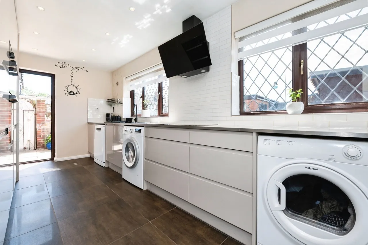 Foyle Drive, SOUTH OCKENDON, Essex, RM15, photo 8