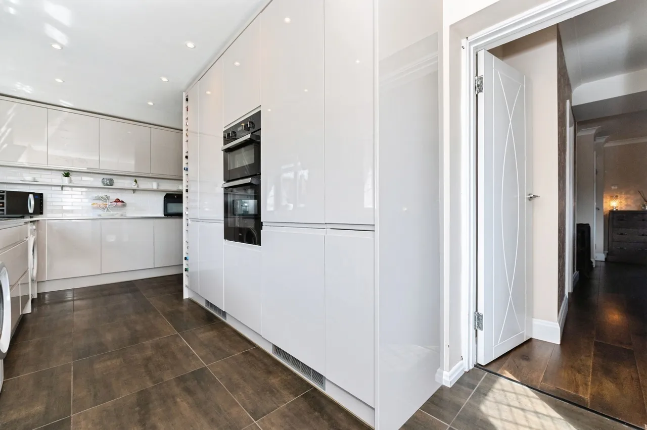 Foyle Drive, SOUTH OCKENDON, Essex, RM15, photo 9