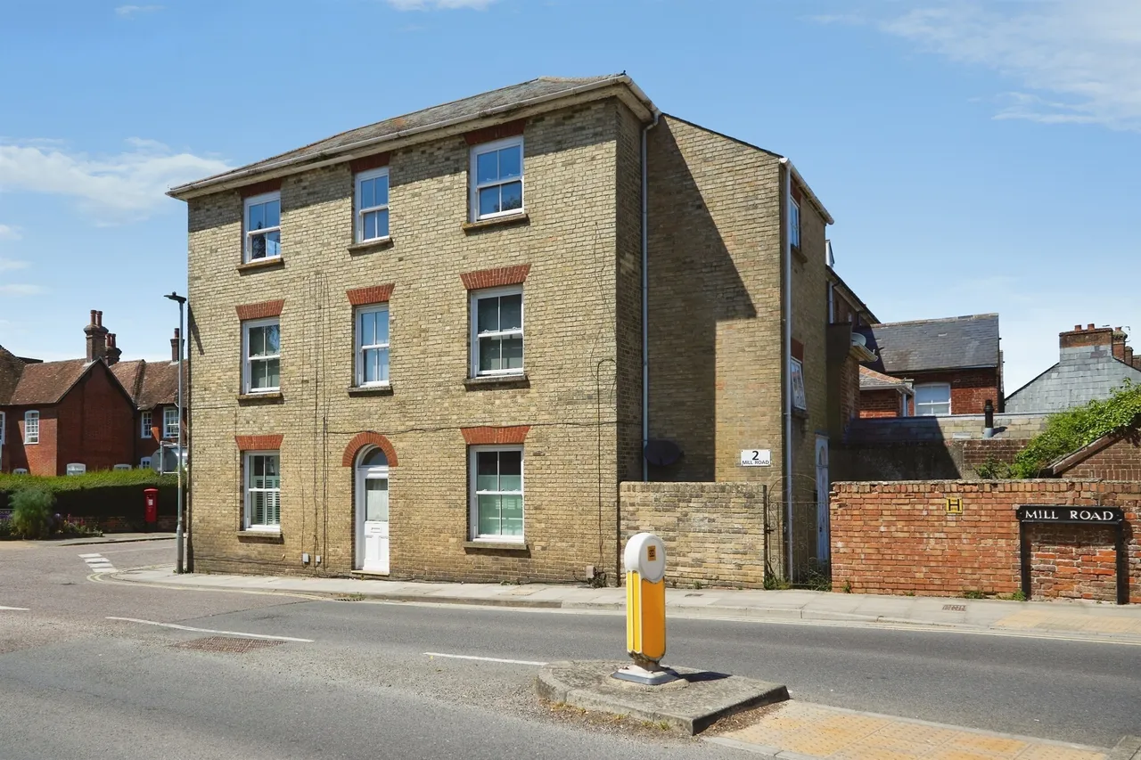 2 bed flat for sale — Mill Road, Salisbury