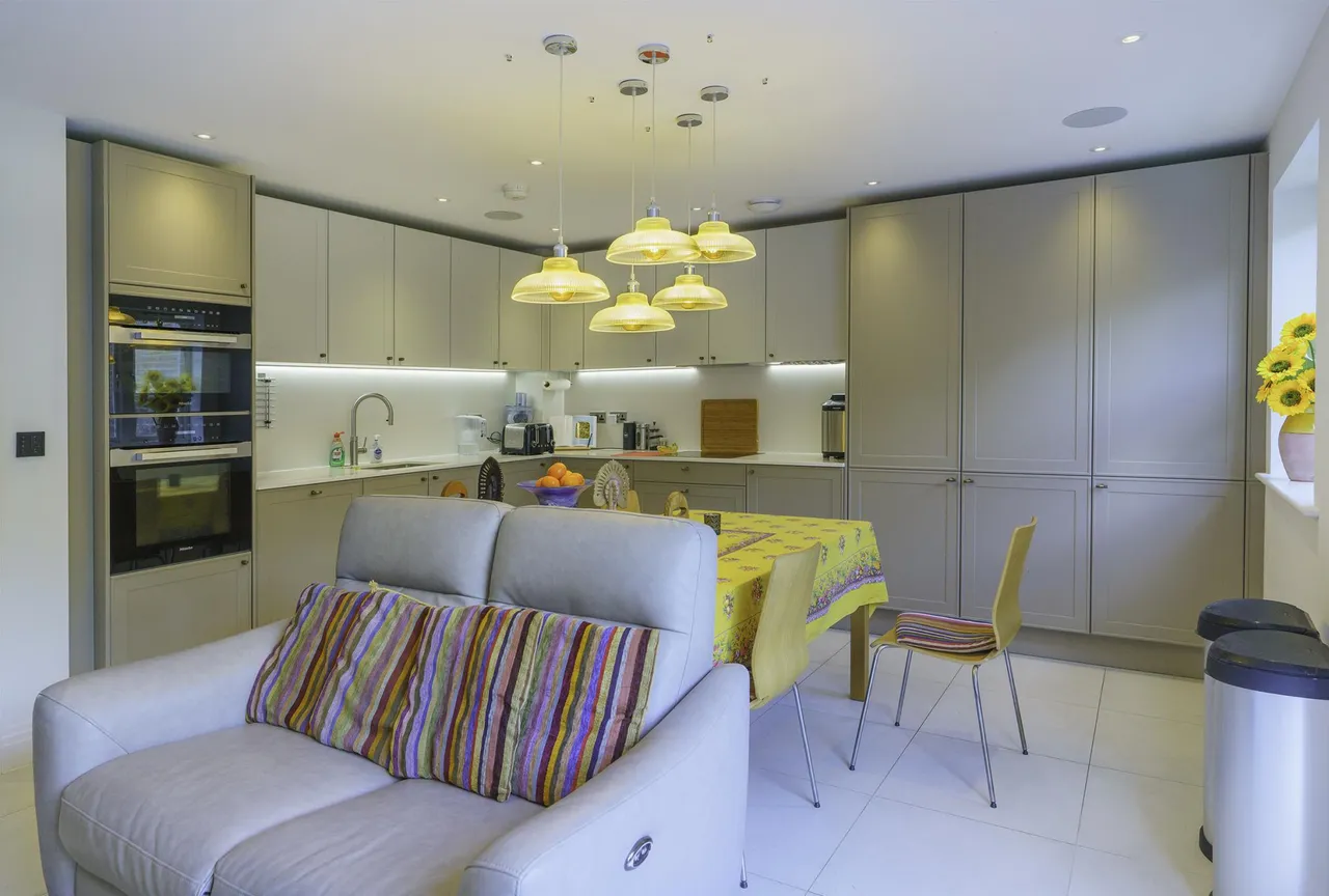 Bostocks Close, Cranleigh, GU6, photo 3