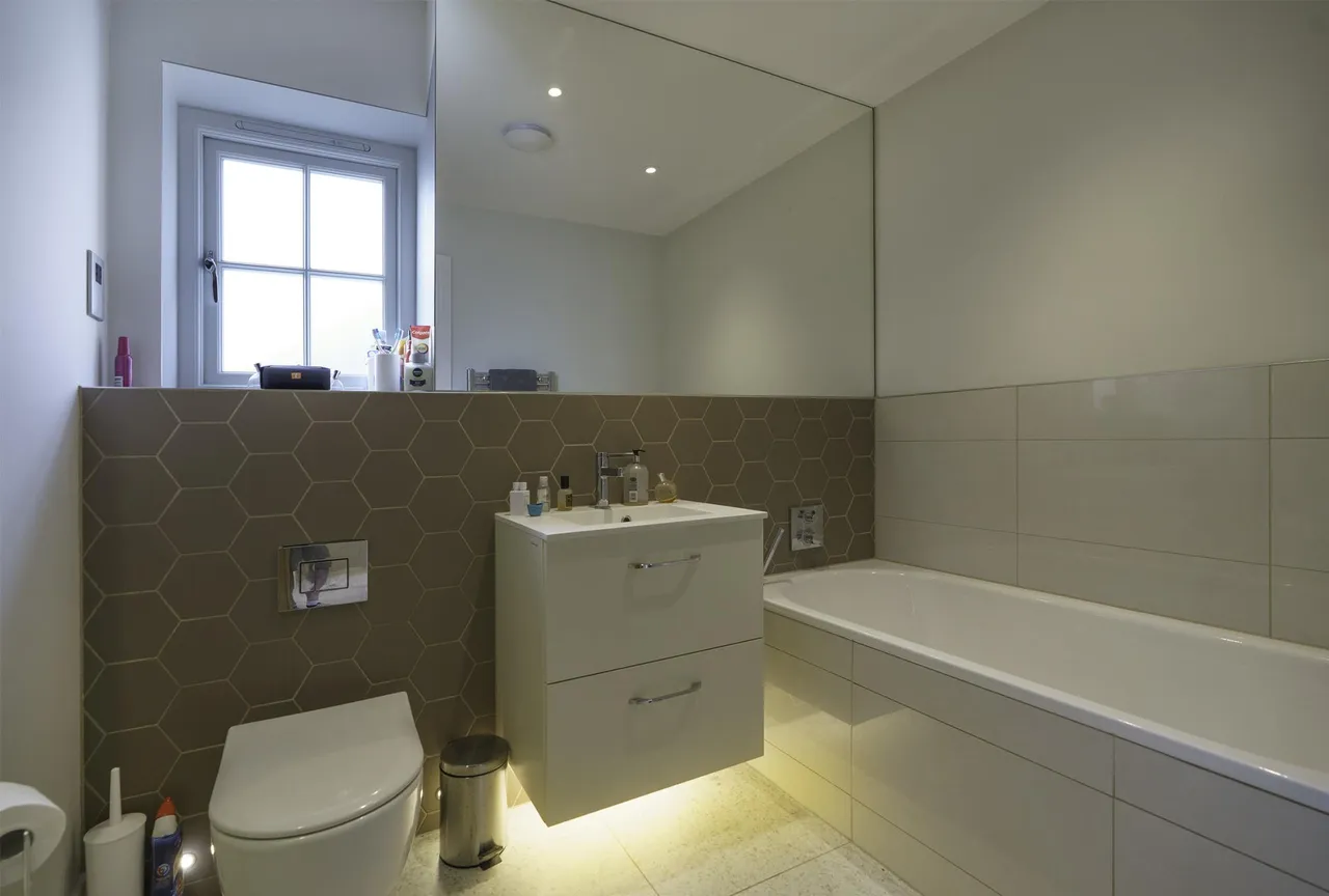 Bostocks Close, Cranleigh, GU6, photo 28