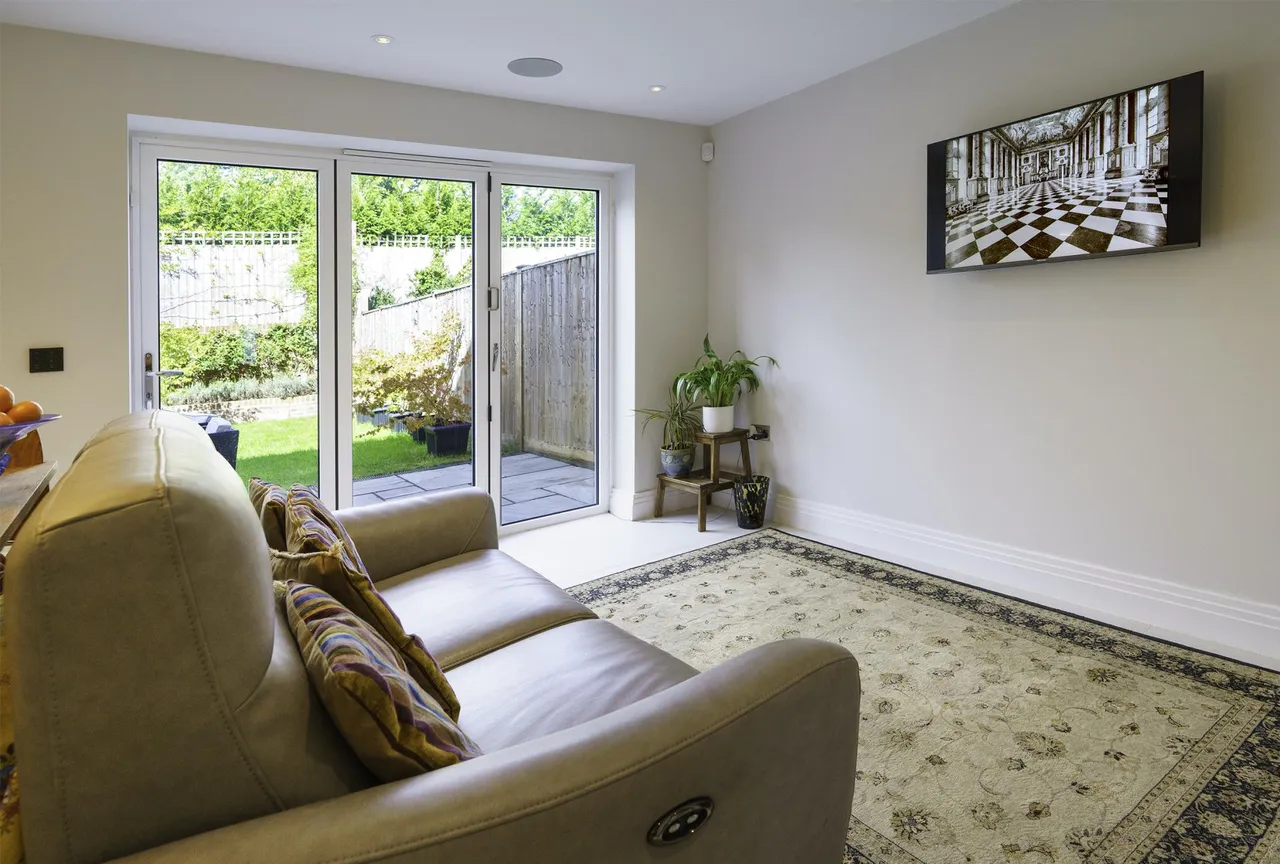 Bostocks Close, Cranleigh, GU6, photo 4