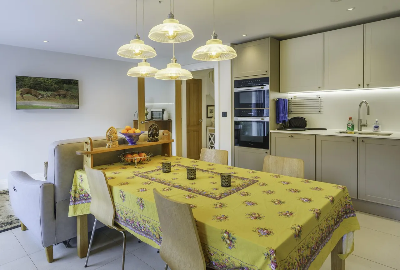 Bostocks Close, Cranleigh, GU6, photo 5