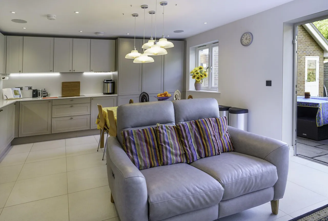 Bostocks Close, Cranleigh, GU6, photo 2
