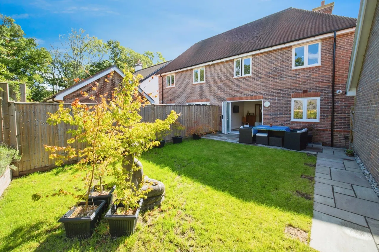 Bostocks Close, Cranleigh, GU6, photo 32