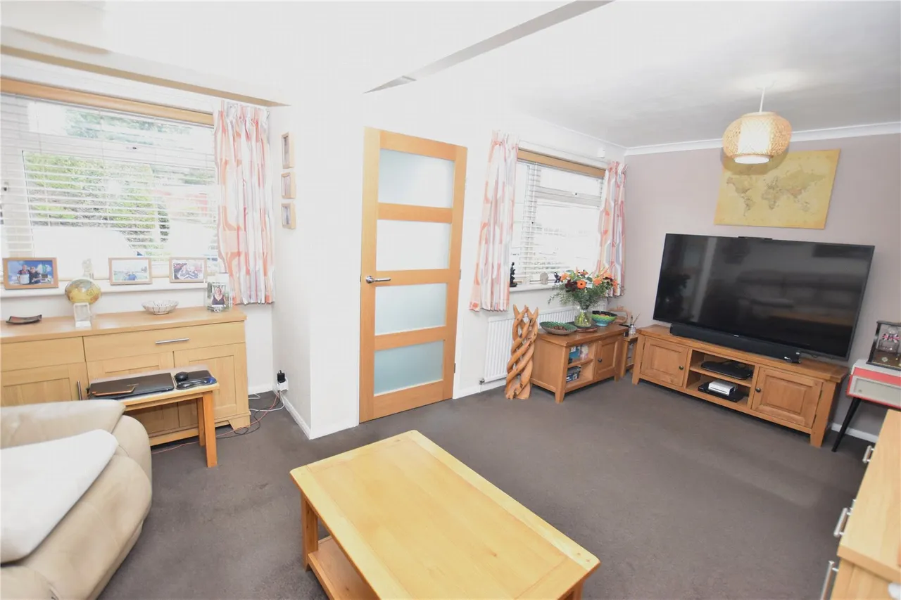 Hazel Avenue, Farnborough, Hampshire, GU14 0DW, photo 9