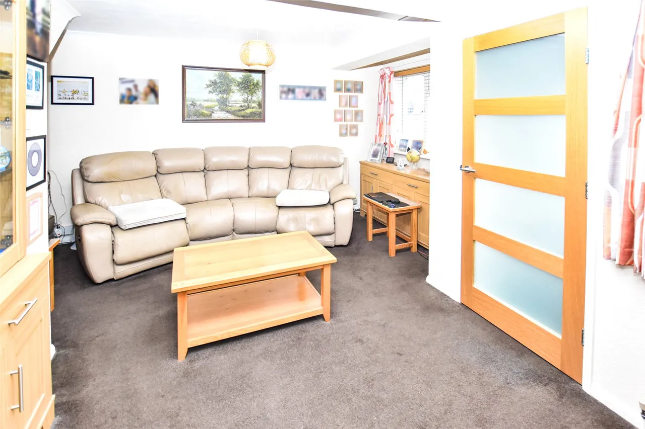 Hazel Avenue, Farnborough, Hampshire, GU14 0DW, photo 4
