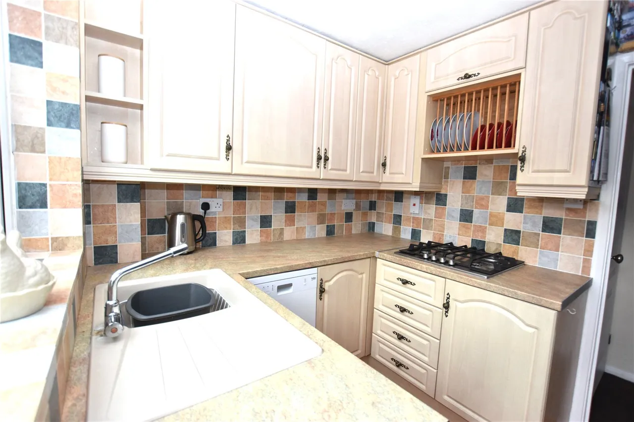 Hazel Avenue, Farnborough, Hampshire, GU14 0DW, photo 3