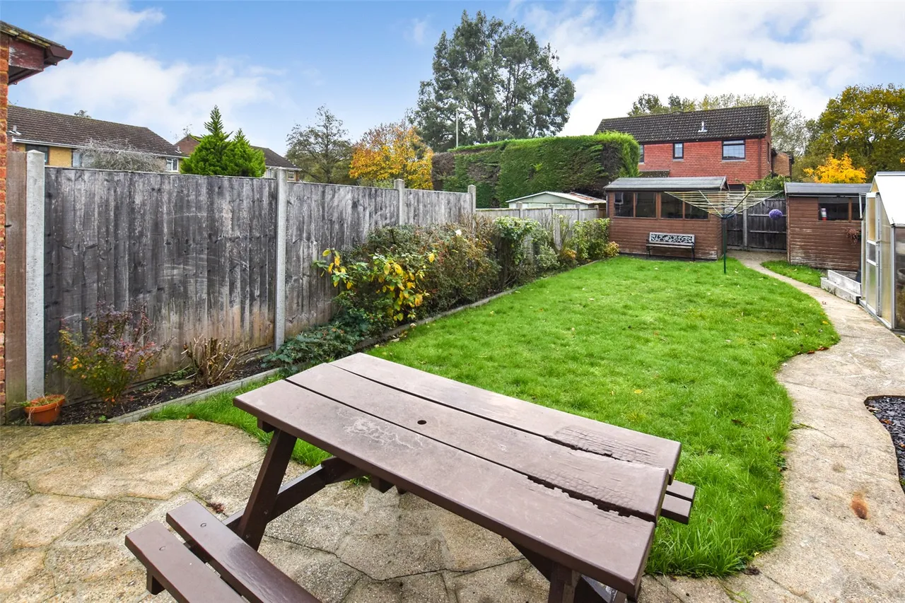 Hazel Avenue, Farnborough, Hampshire, GU14 0DW, photo 6