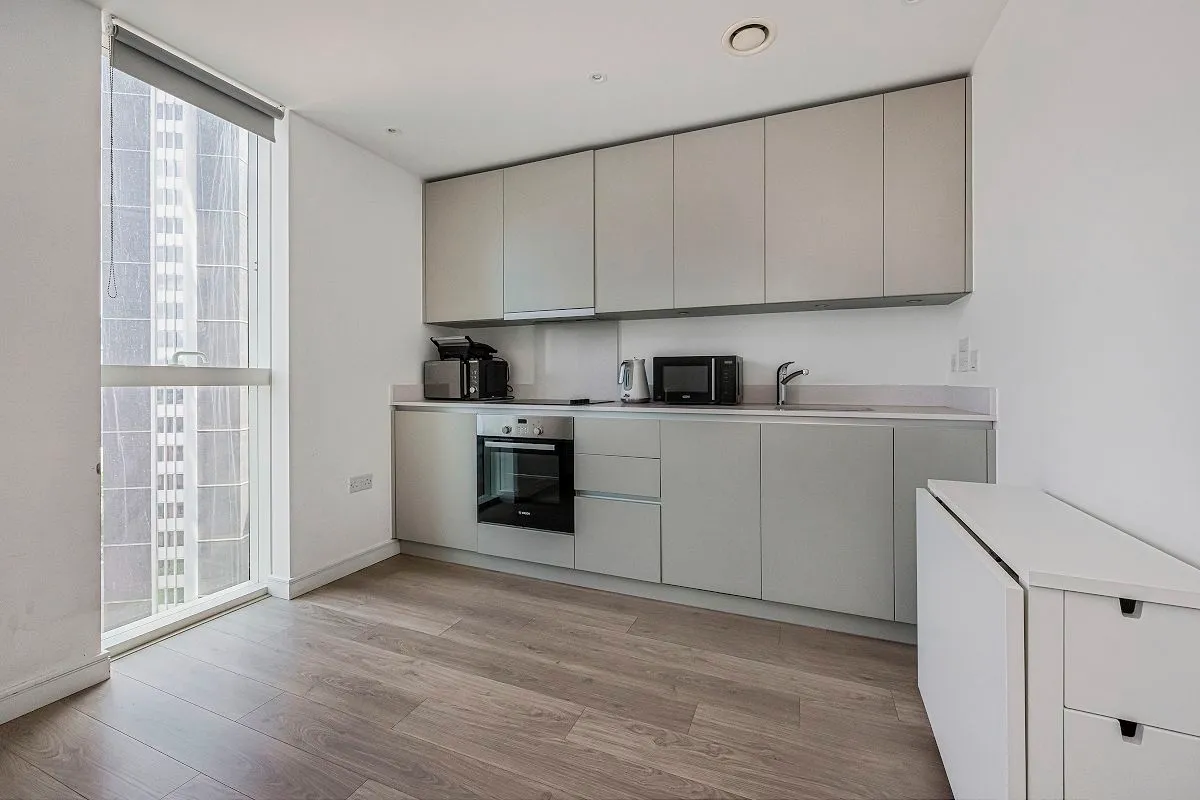 11 Saffron Central Square, Croydon, Surry, CR0 2GF, photo 3