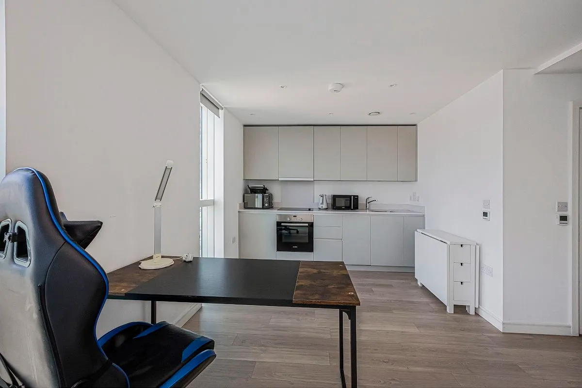 11 Saffron Central Square, Croydon, Surry, CR0 2GF, photo 2