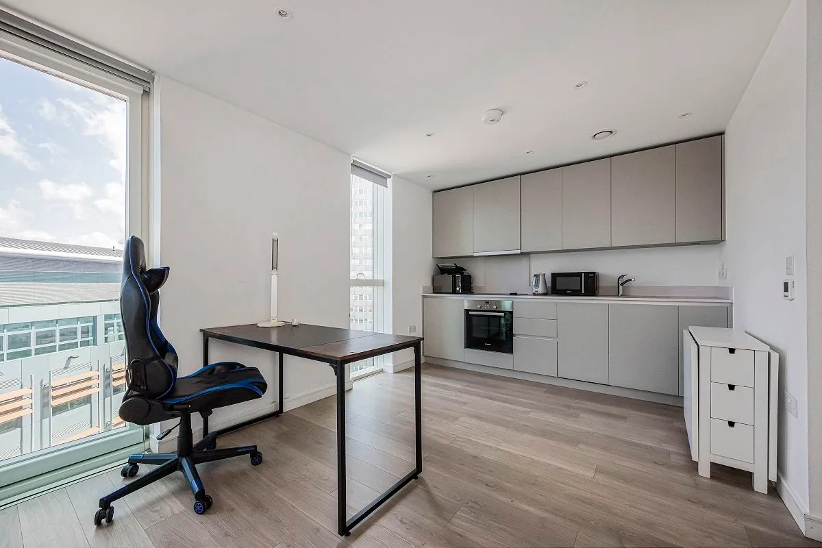 flat for sale — 11 Saffron Central Square, Croydon, Surry, CR0 2GF