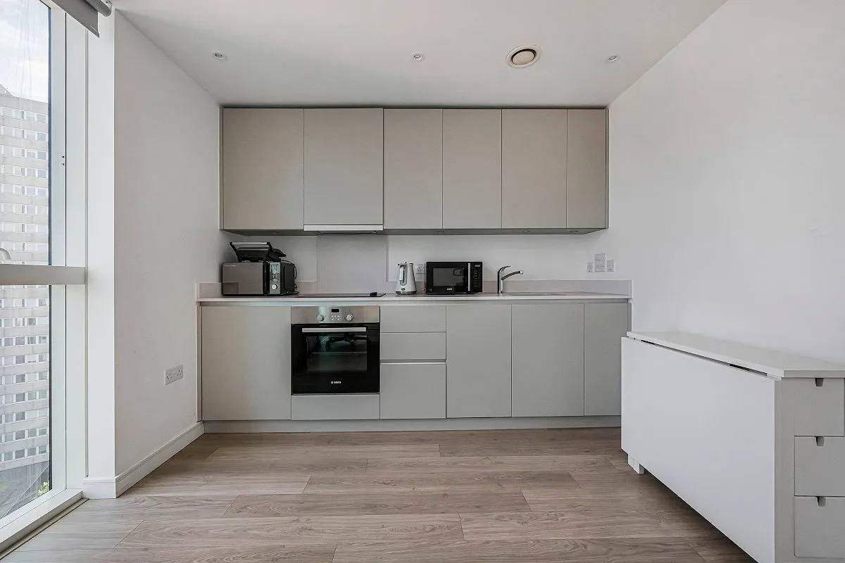 11 Saffron Central Square, Croydon, Surry, CR0 2GF, photo 4