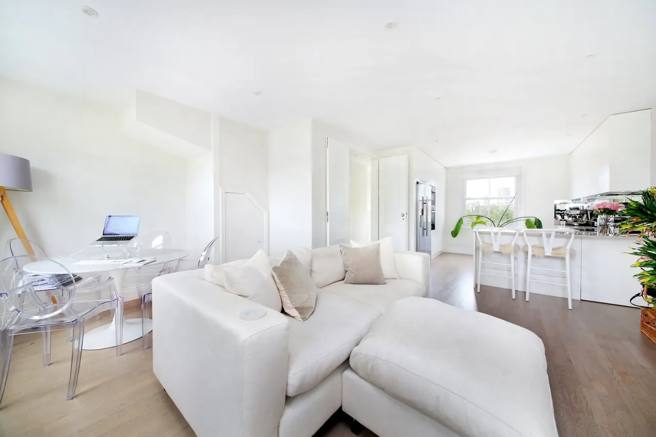 2 bed flat for sale, St John's Hill, London, SW11