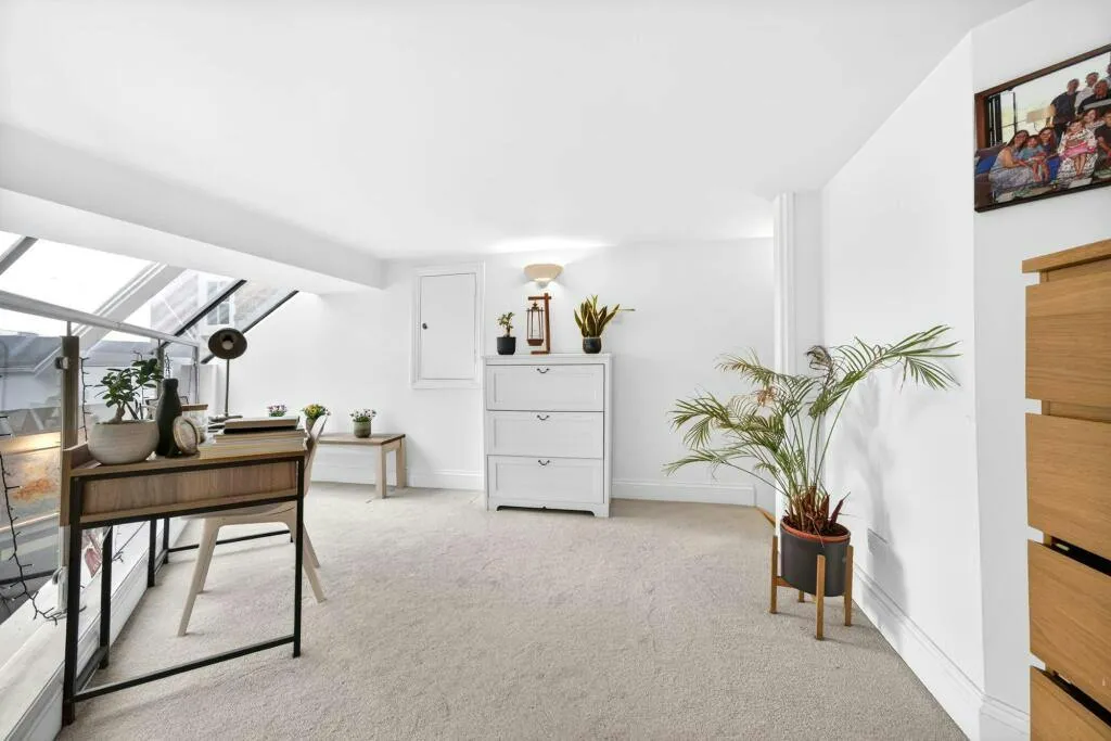 Clapham Road, Oval, London SW9, photo 8