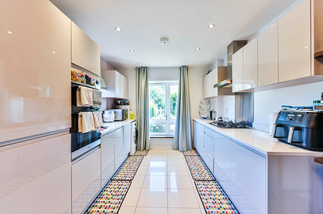 4 bed house to rent, Woking, GU22