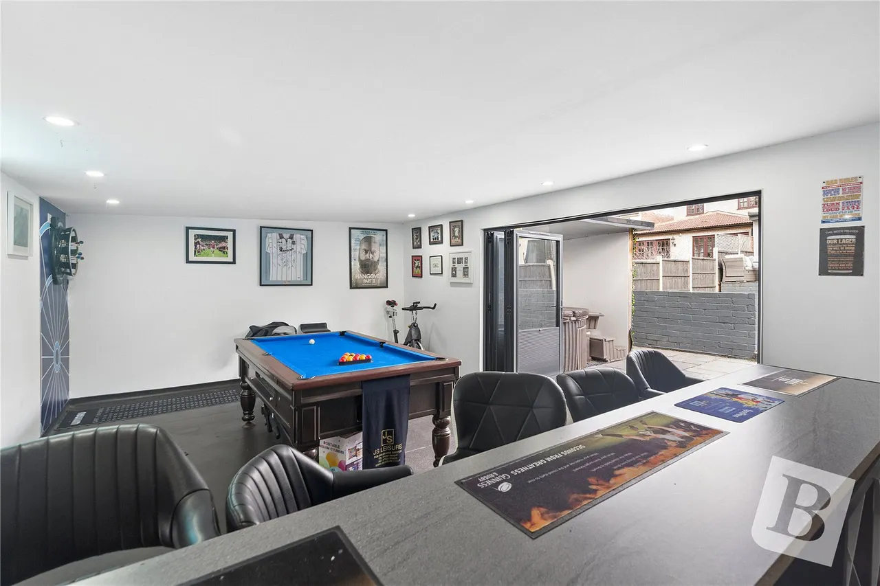 Hillview Avenue, Hornchurch, RM11, photo 2