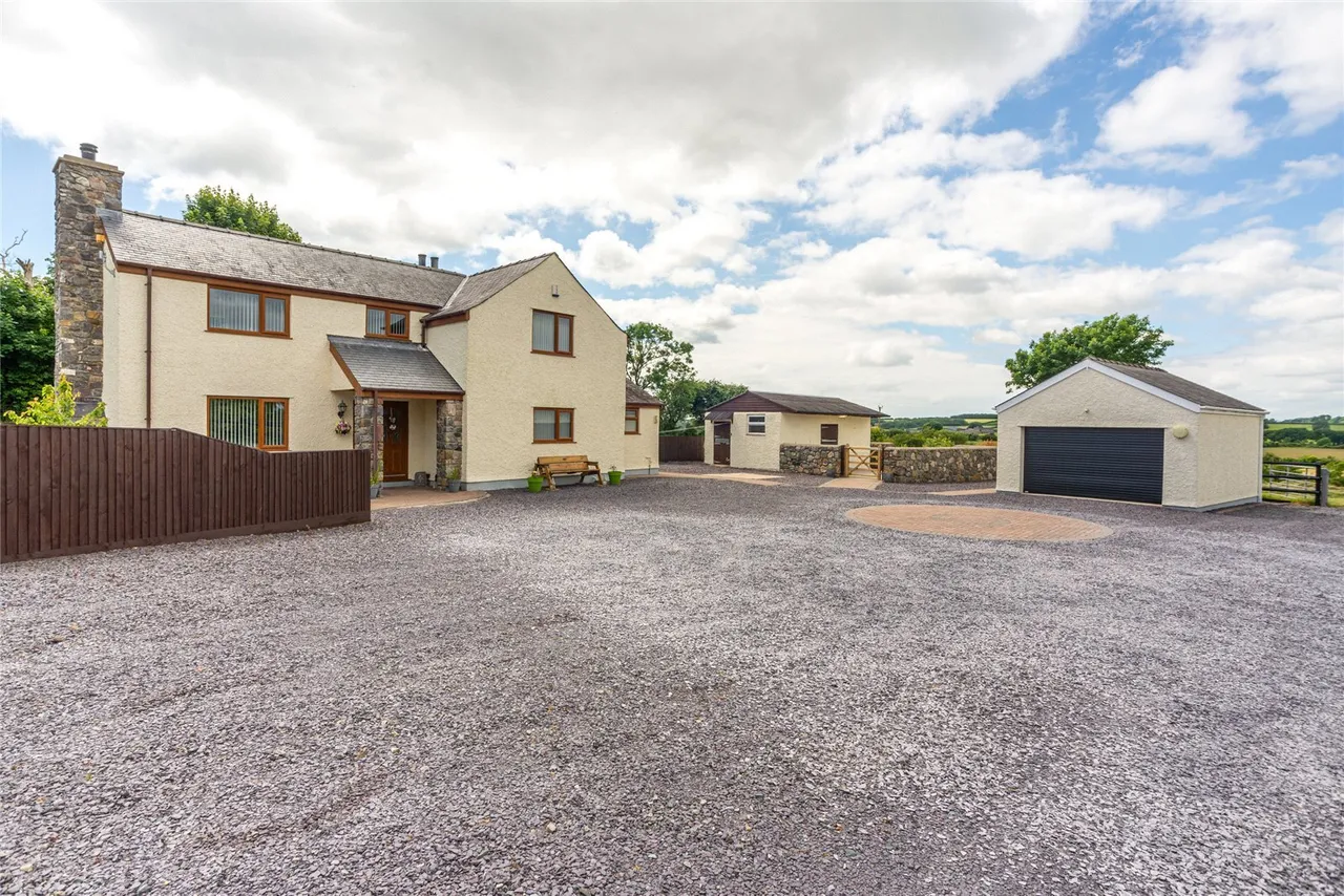 3 bed house for sale, Brynsiencyn, Llanfairpwll